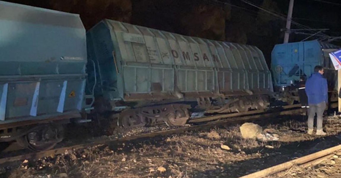 Sivas'ta demir cevheri yüklü 7 vagon devrildi