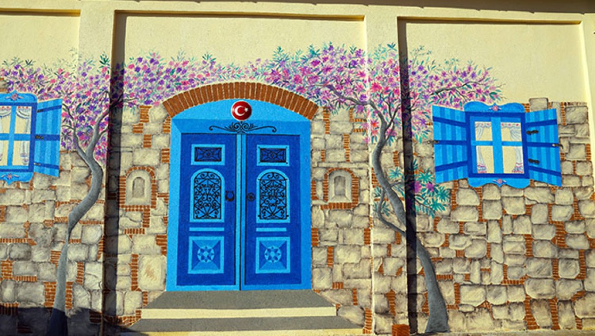 Ressam Ali Rıza Başarır, Seydikemer'de sokakları renklendiriyor