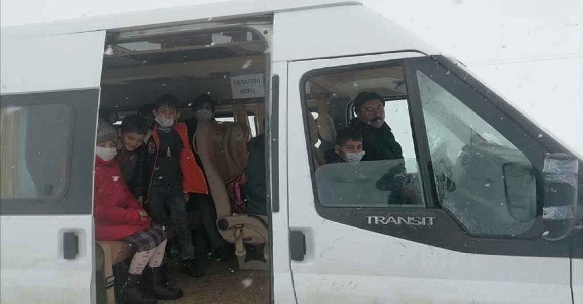Malatya'da kar nedeniyle yolda mahsur kalan öğrenciler kurtarıldı