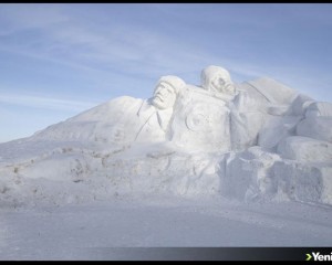 Kars'ta Sarıkamış şehitlerini temsilen yapılan kardan heykeller açıldı
