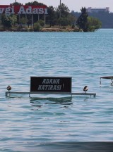 Adana'da su seviyesi yükselen baraj gölünün kenarındaki kafeleri su bastı