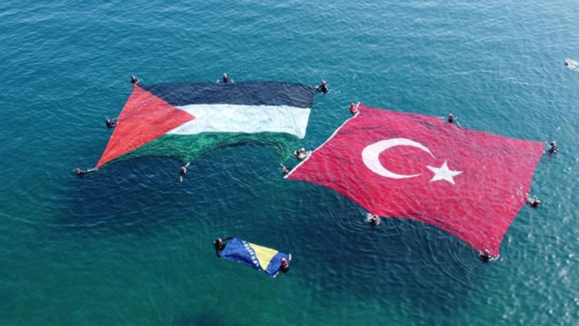Antalya'da arama kurtarma ekipleri denizde Türk ve Filistin bayrakları açtı