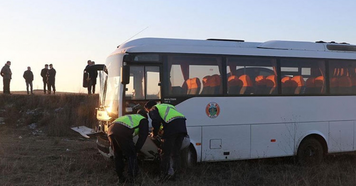 Edirne'de memurları taşıyan servis minibüsünün lastiği patladı, 8 kişi yaralandı