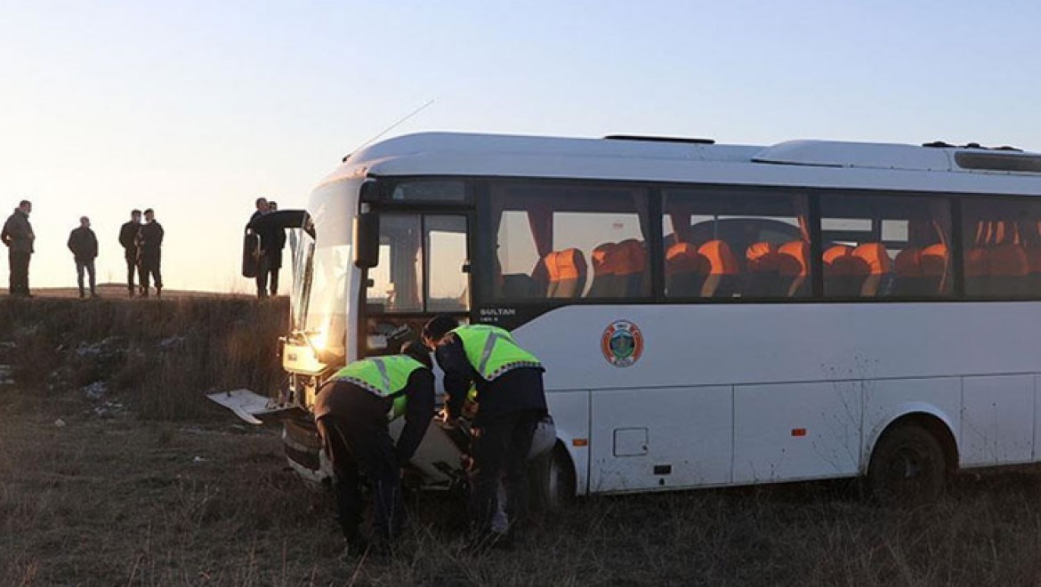 Edirne'de memurları taşıyan servis minibüsünün lastiği patladı, 8 kişi yaralandı