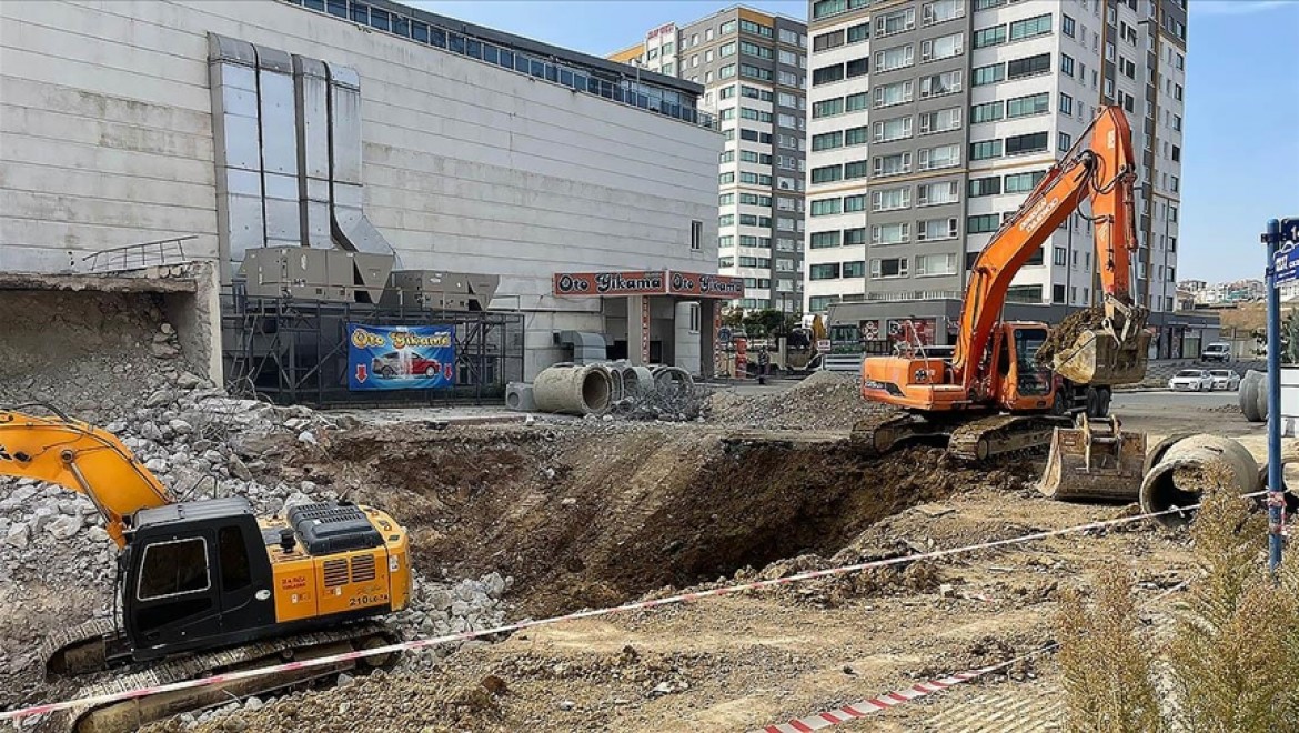 Ankara'da 11 katlı binanın açık otoparkı çöktü