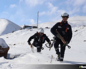 Elektrik arıza ekipleri kışın kırsalda kesintisiz enerji için yoğun mesaide