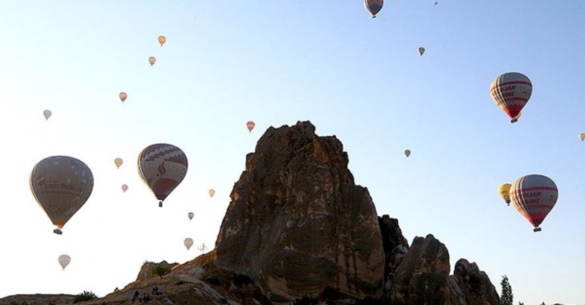 Uluslararası 2. Kapadokya Sıcak Hava Balon Festivali renkli görüntülere sahne oldu