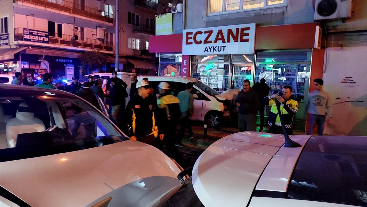 Yalova'da biri polise ait 6 aracın karıştığı kazada 2'si polis 4 kişi yaralandı