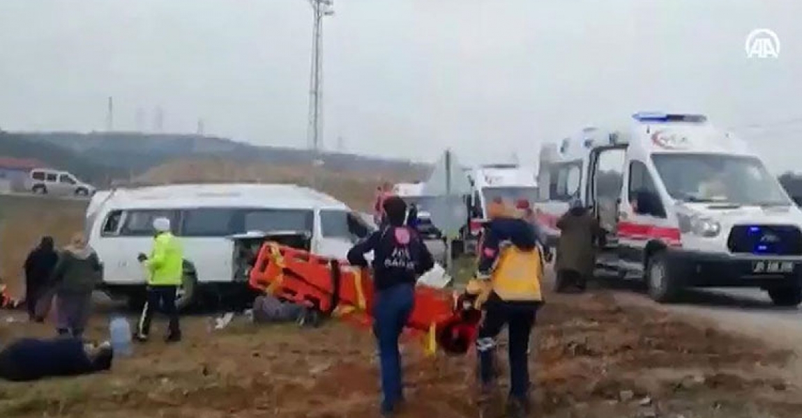Amasya'da tarım işçilerini taşıyan minibüs devrildi