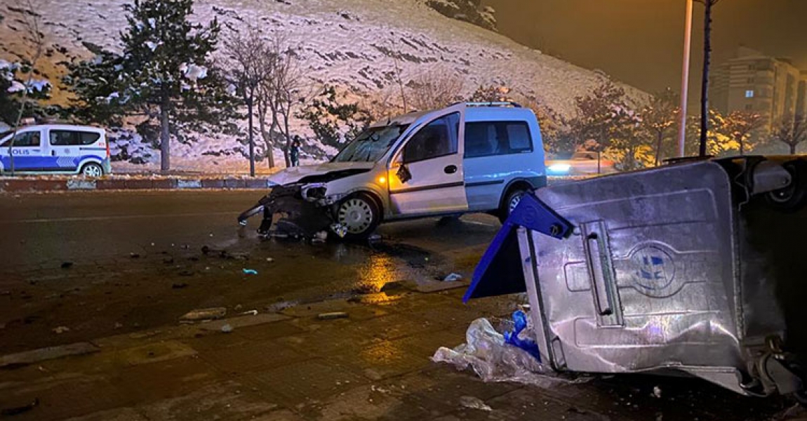 Afyonkarahisar'da hafif ticari araç 2 yayaya çarptı: 1 ölü,1 yaralı