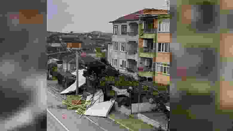 Yalova'da fırtınanın savurduğu çatı parçaları 2 kişiyi yaraladı