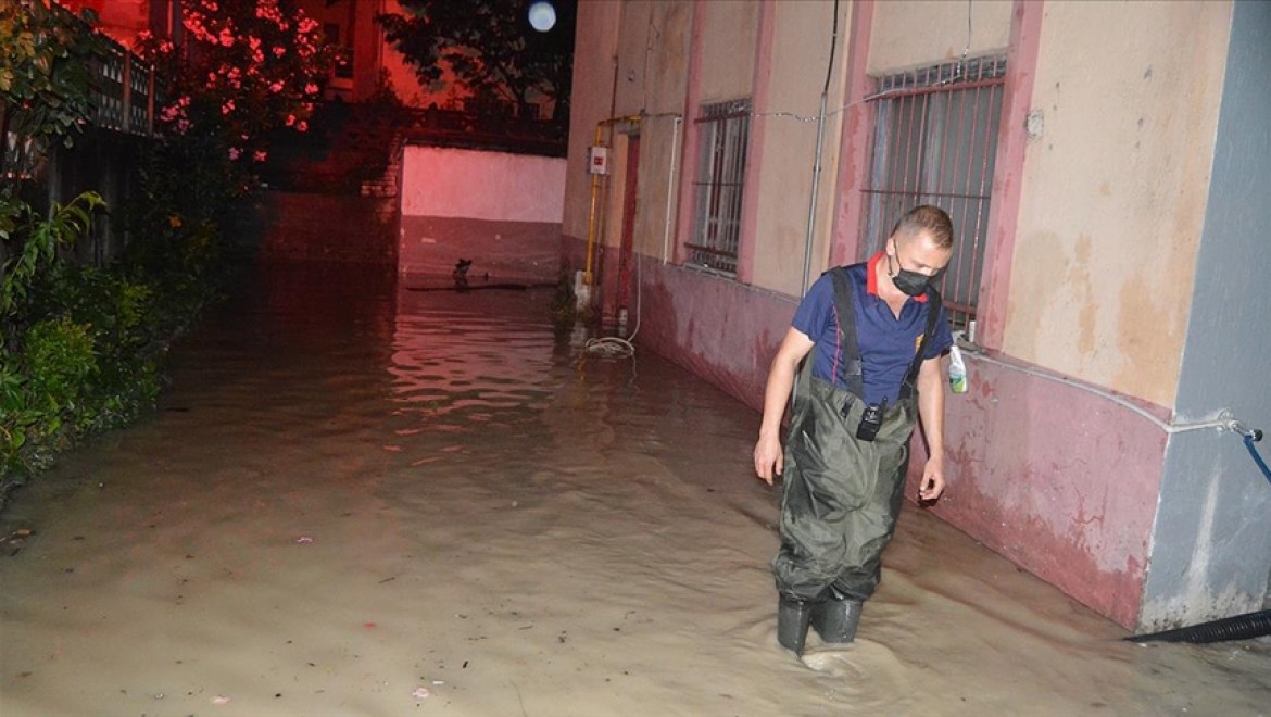 Bartın'da sağanak nedeniyle evlerin bodrum katlarını su bastı