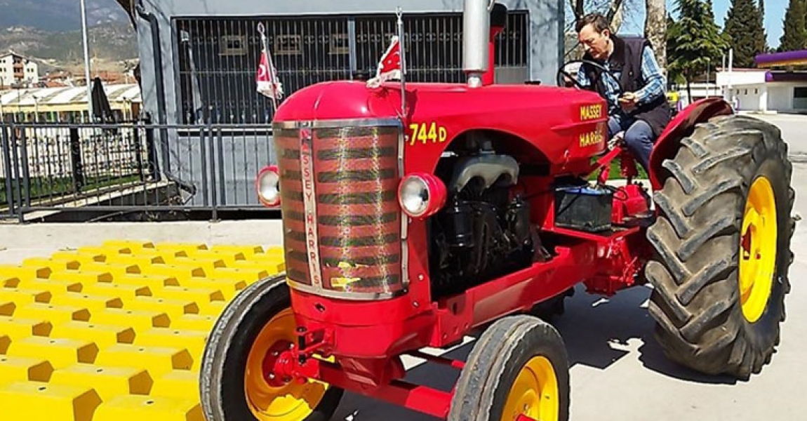 70 yıllık hurda traktörü yenileyerek sergilenmek üzere belediyeye verdi