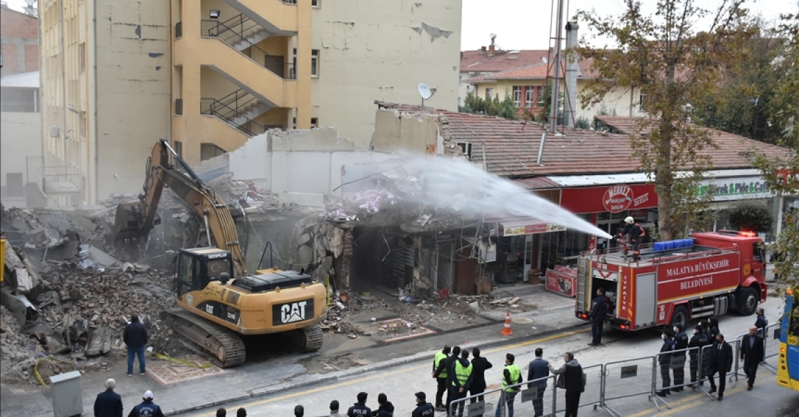 Malatya'da çöken binanın kalan enkazını kaldırma çalışmaları tamamlandı