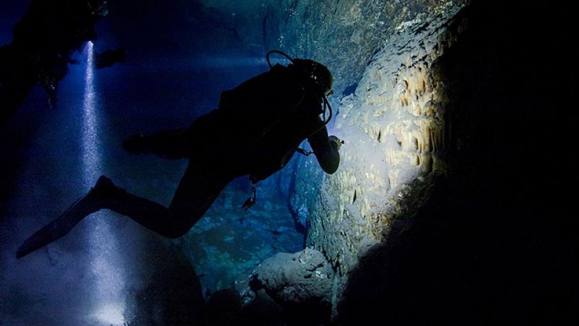 Afrodit'in güzelleştiğine inanılan mağaradaki su turkuaz rengini kaybetmiyor