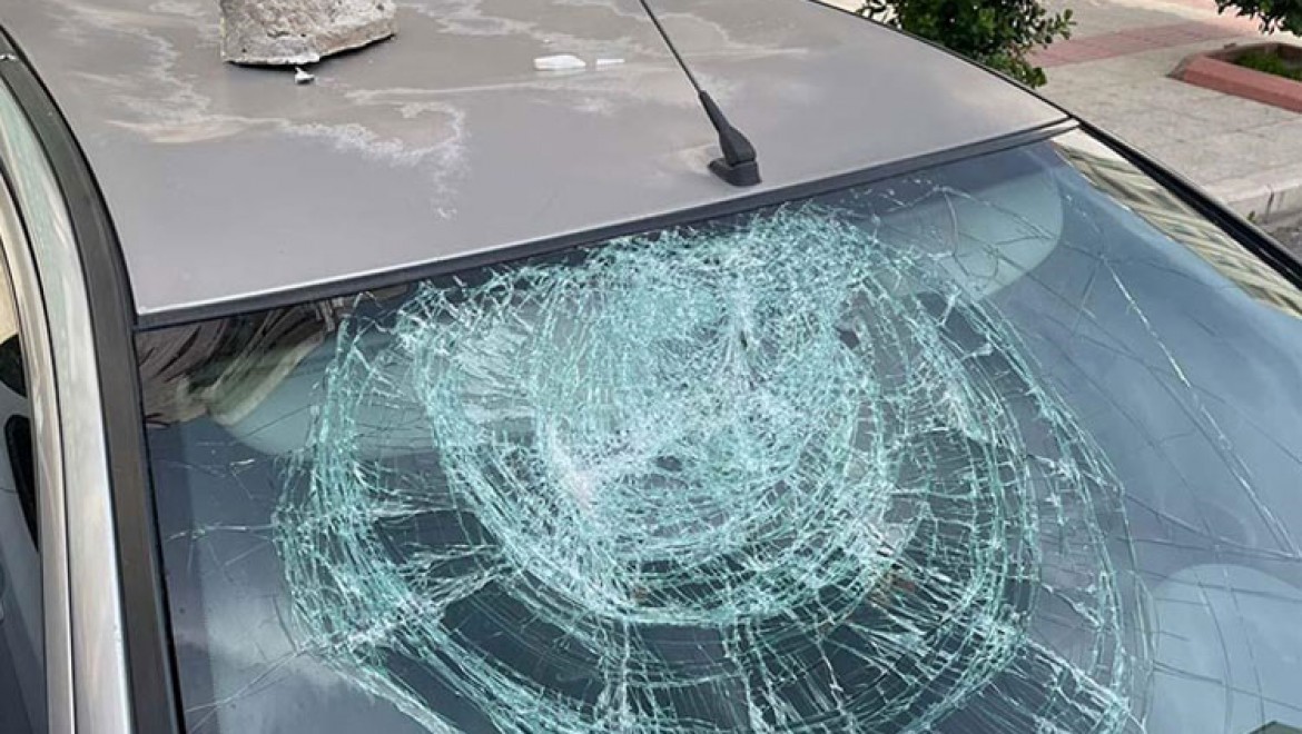 Hatay'da fırtına çatıları uçurdu, araçlarda hasara yol açtı