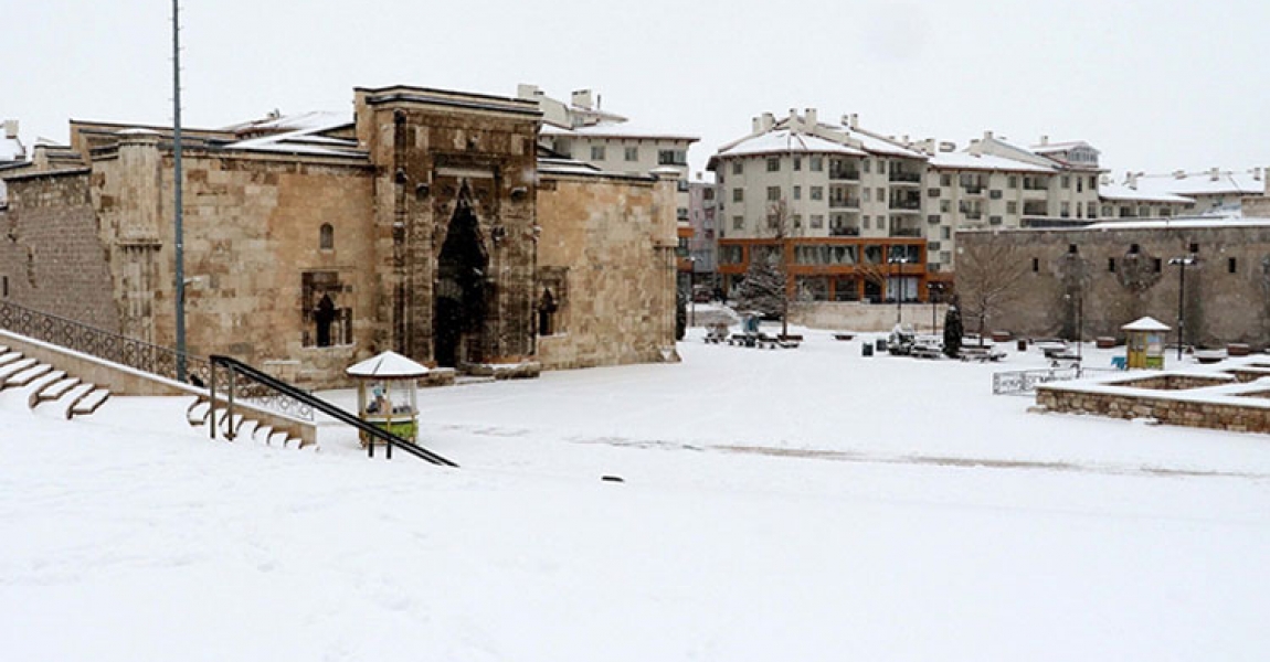Sivas'ta kar ve tipi nedeniyle 446 köy yolu ulaşıma kapandı