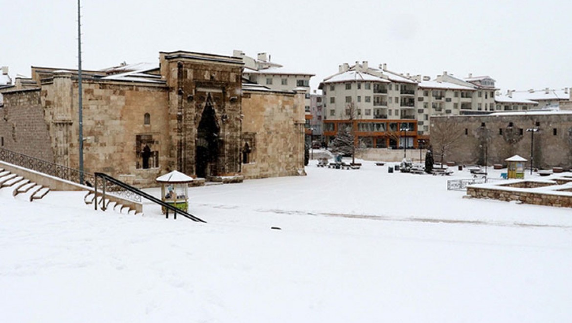 Sivas'ta kar ve tipi nedeniyle 446 köy yolu ulaşıma kapandı