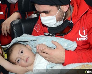 Bitlis'te üzerine kaynar su dökülen Umut bebek 5 saatlik çalışmayla hastaneye ulaştırıldı