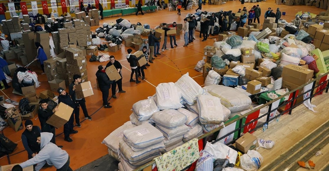 İstanbul belediyelerinden deprem bölgelerine acil yardım malzemesi desteği sürüyor