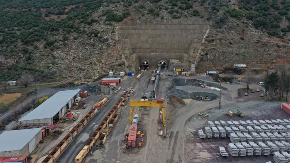 Türkiye'nin en uzun demir yolu tünelinde sona doğru