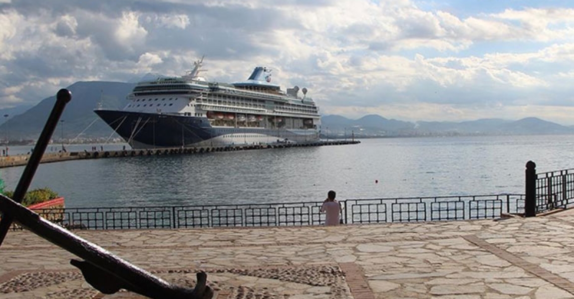Kruvaziyer "Marella Discovery 2" Alanya Limanı'na demirledi