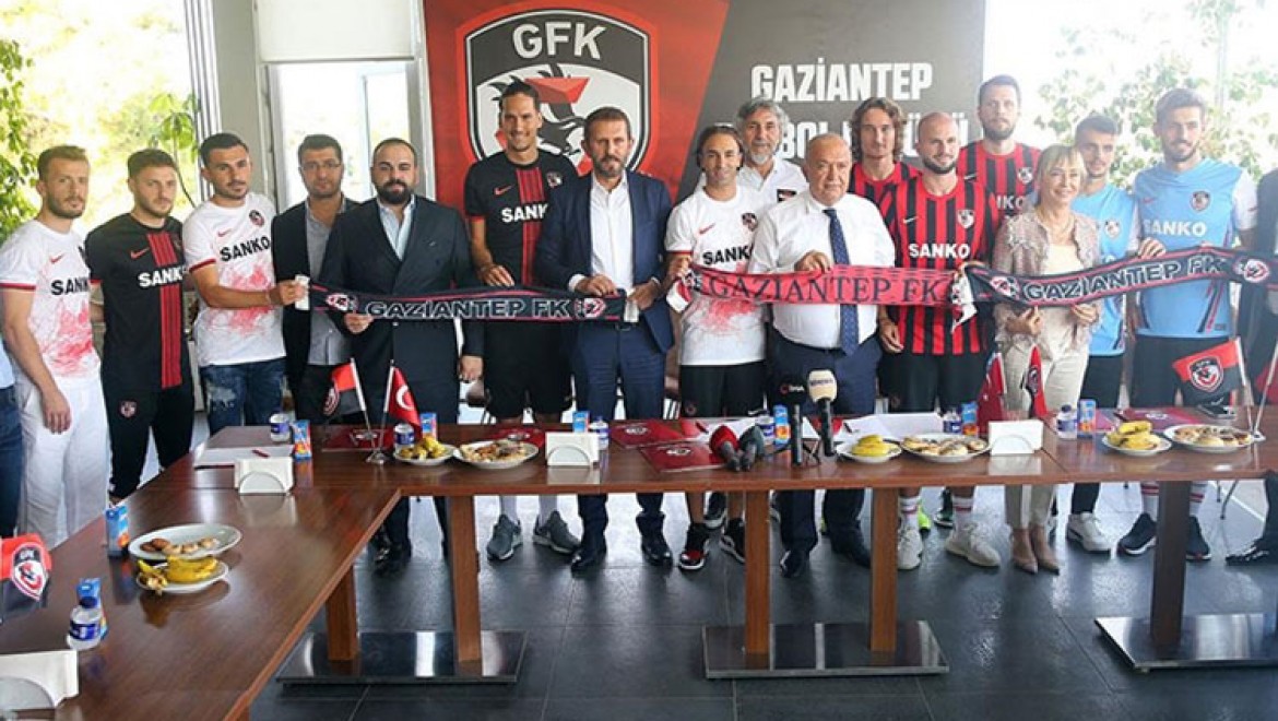 Gaziantep FK'de toplu imza töreni
