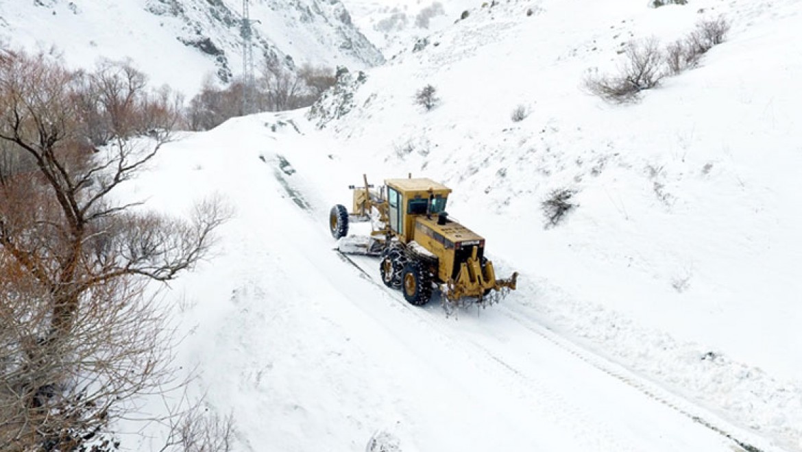 Erzurum'da karla mücadele çalışmaları nisanda da devam ediyor
