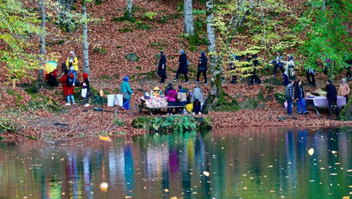 Yedigöller, sonbahar renkleri eşliğinde ziyaretçilerini ağırlıyor