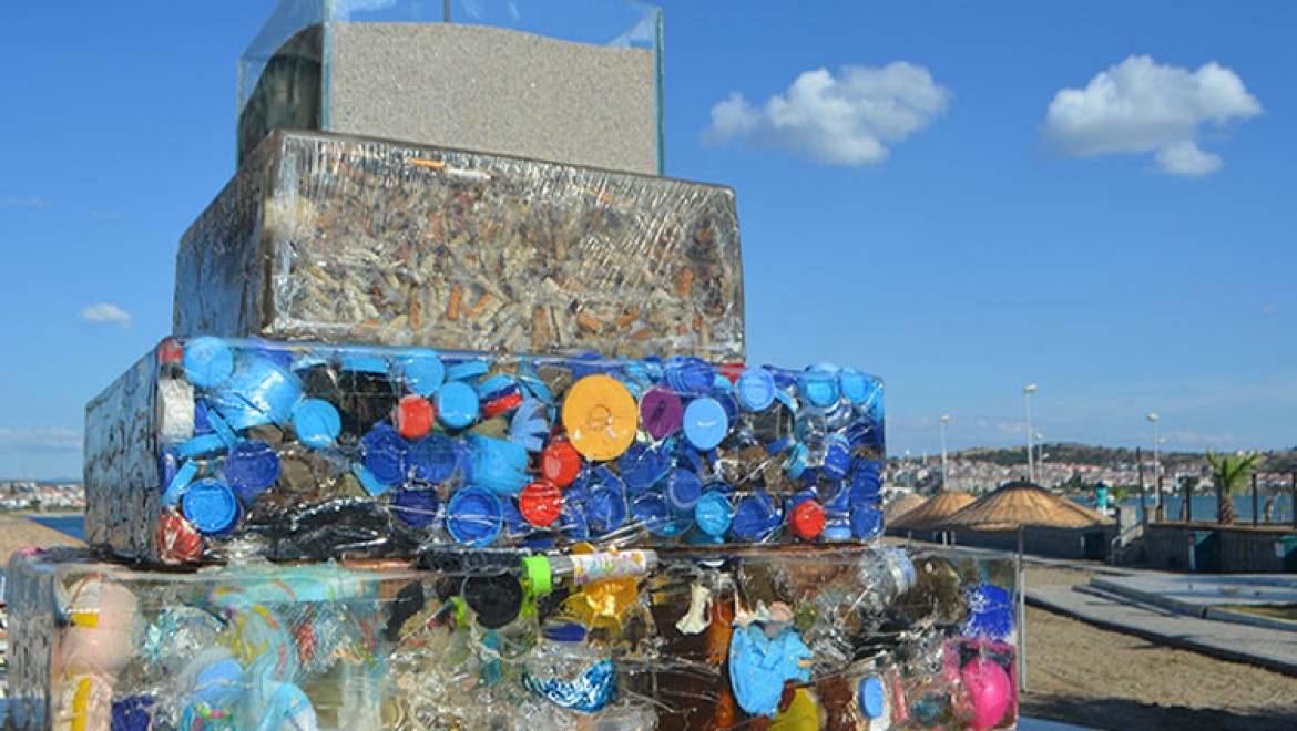 Ayvalık'ta 'Büyük Deniz Çöpleri Anıtı' sergilenmeye başlandı