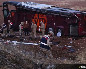 Irak uyrukluları taşıyan yolcu otobüsü devrildi...