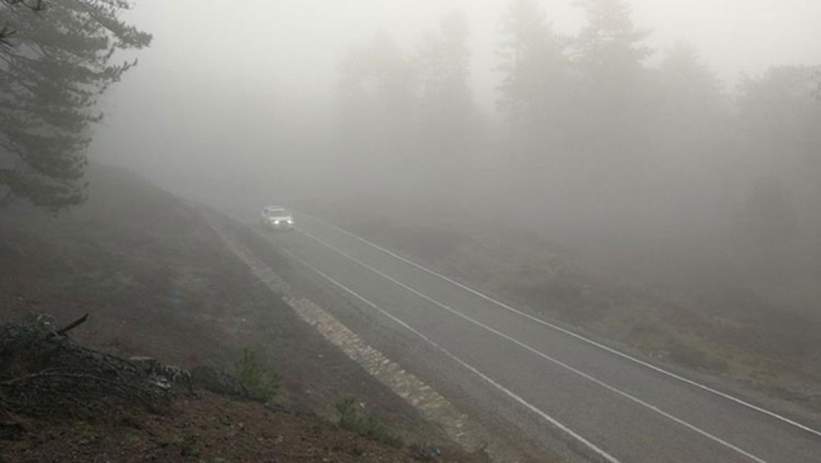 Kazdağları'ndan geçen kara yolunda yoğun sis etkili oluyor