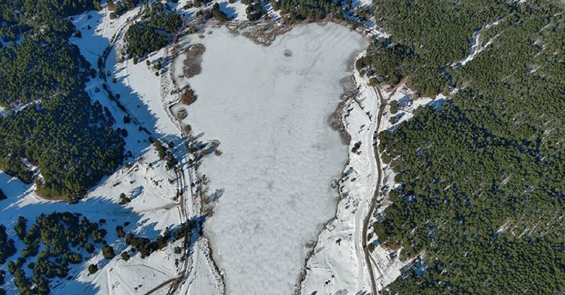 Kalp şeklindeki donan göl kış manzarasıyla ziyaretçi çekiyor