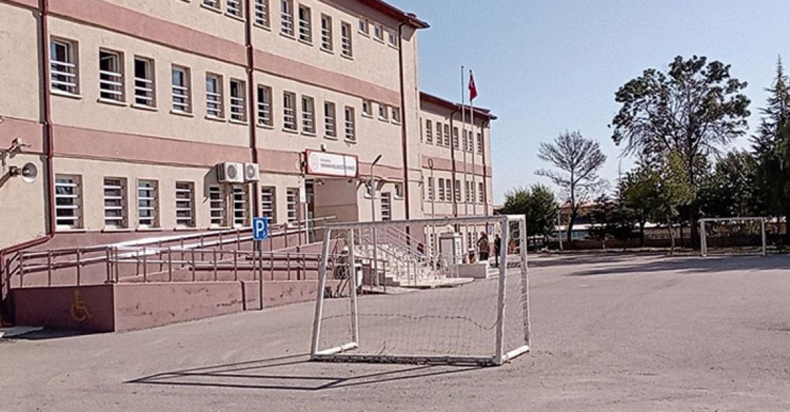 Karaman'da okul bahçesinde köpeğin saldırdığı öğrenci yaralandı