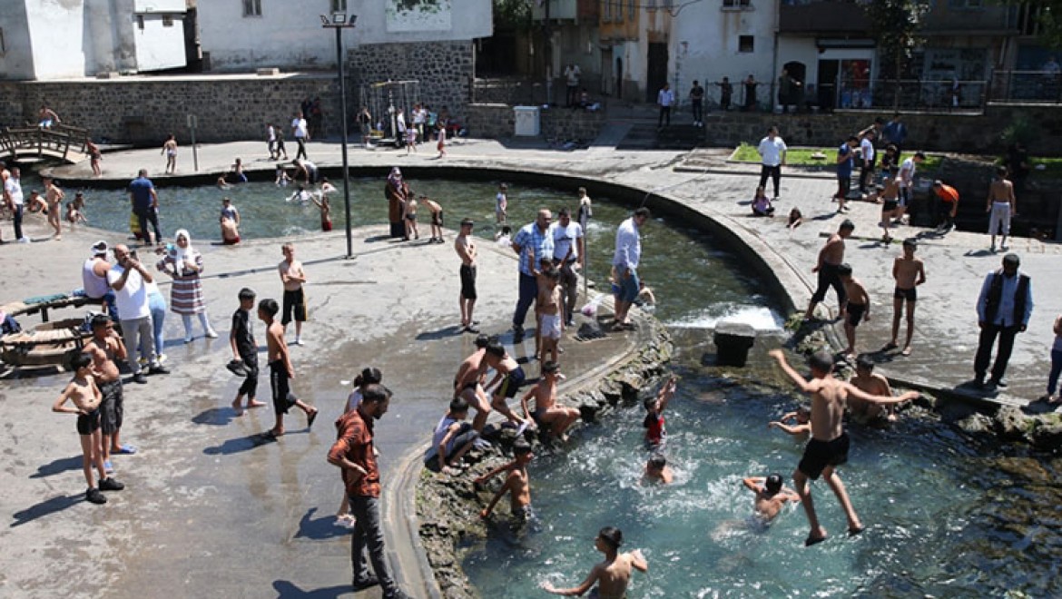 Diyarbakır'da sıcaktan bunalan çocuklar süs havuzunu doldurdu