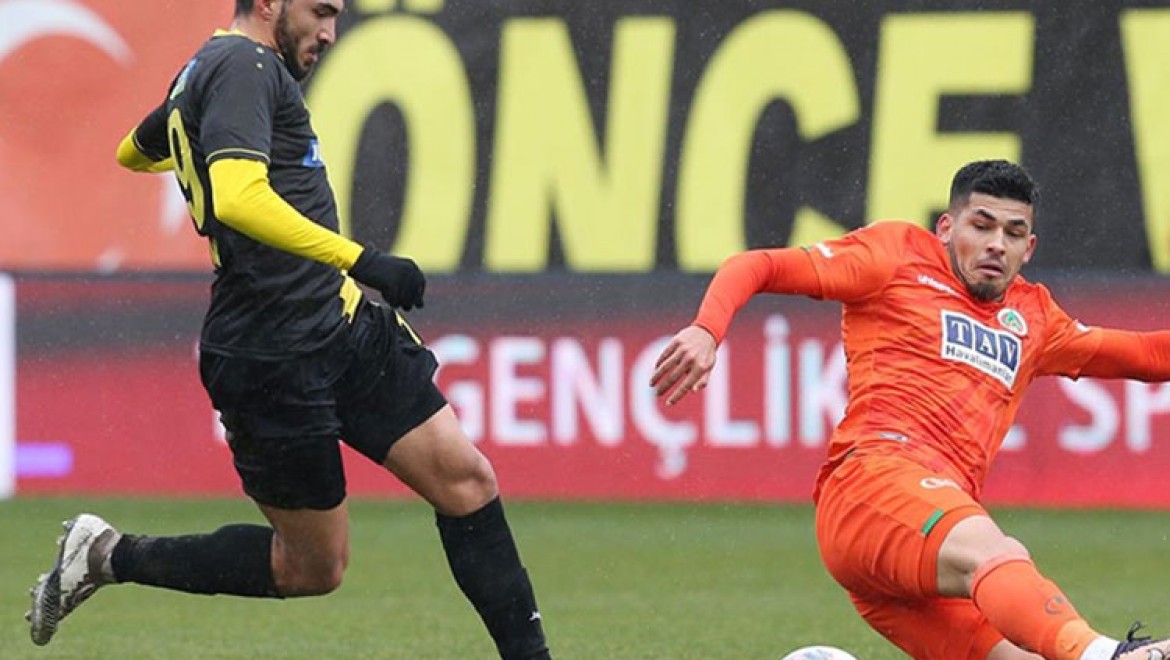 İstanbulspor evinde Alanyaspor'u 2-1 mağlup etti