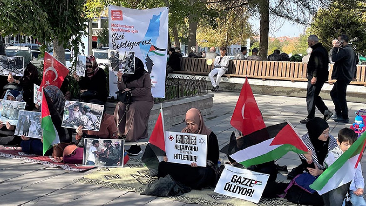 Aksaray'da Gazze'de hayatını kaybedenler için sessiz oturma eylemi yapıldı