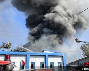 Arnavutköy'de 2 fabrikada yangın devam ediyor