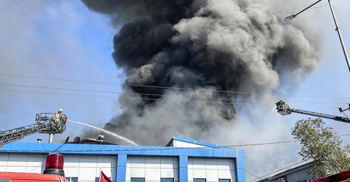 Arnavutköy'de 2 fabrikada yangın devam ediyor