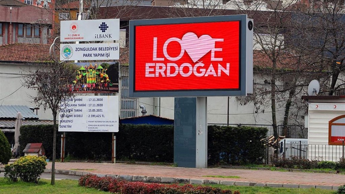 Zonguldak'ta LED ekranlara 'Love Erdoğan' görseli yansıtıldı