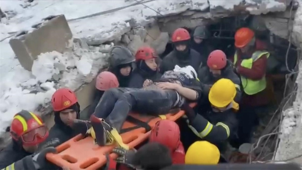 Elbistan'da enkaz altında kalan kadın 52 saat sonra kurtarıldı