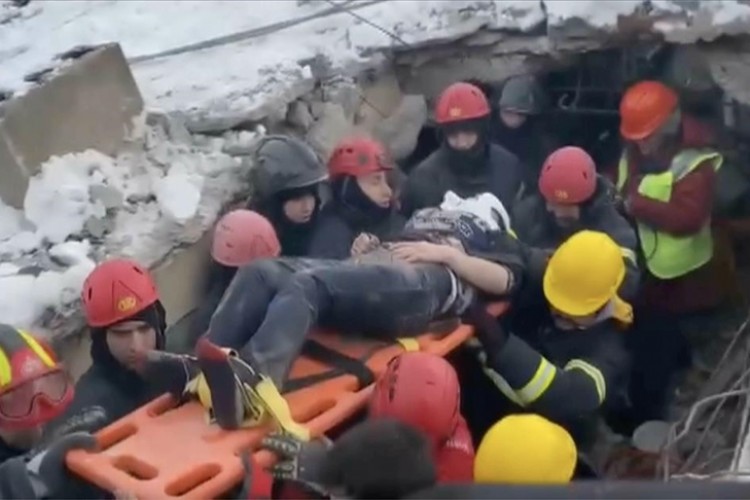 Elbistan'da enkaz altında kalan kadın 52 saat sonra kurtarıldı