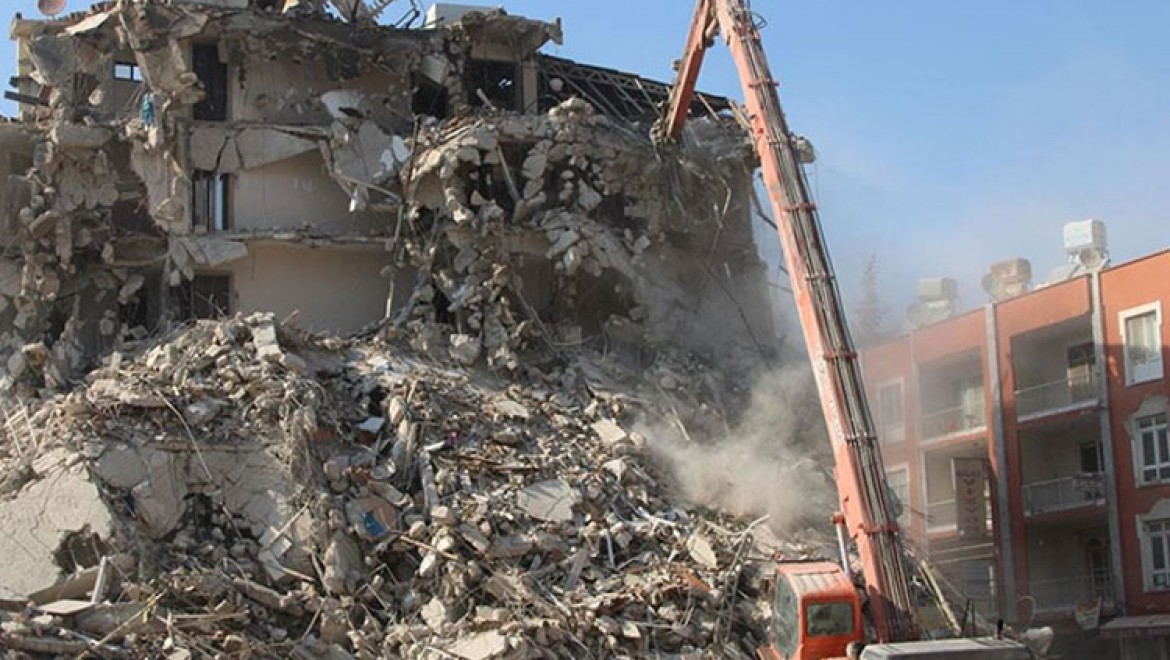 Hatay'da depremde ağır hasar alan binaların yıkımı sürüyor