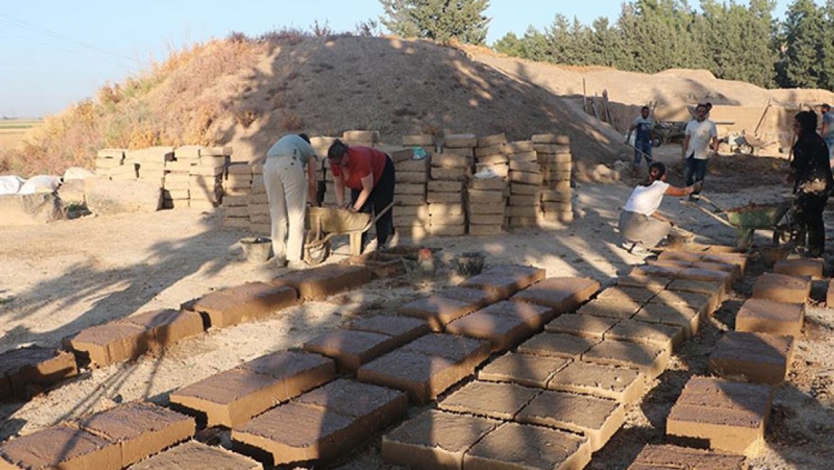 Hatay'da depremlerden etkilenen Aççana Höyük, geleneksel yöntemlerle onarılıyor