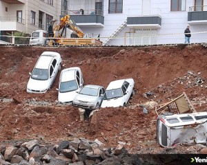 İstinat duvarının çökmesi sonucu 6 araç yandaki inşaatın temel kazı alanına düştü