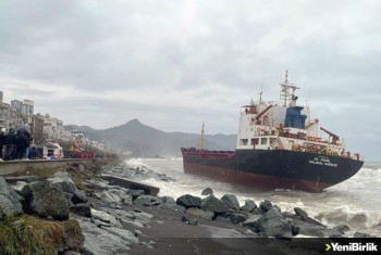 Artvin'de karaya oturan yük gemisinin 13 kişilik mürettebatı tahliye edildi