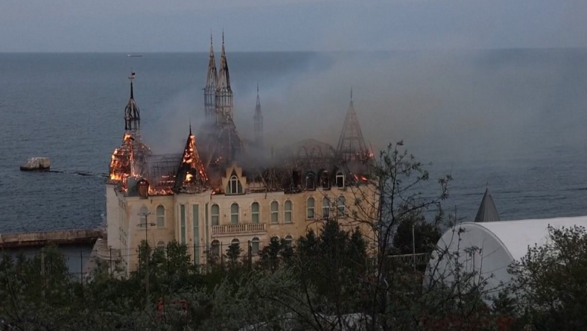 Odesa'nın "Harry Potter Şatosu" Rusya saldırısının ardından yanıyor