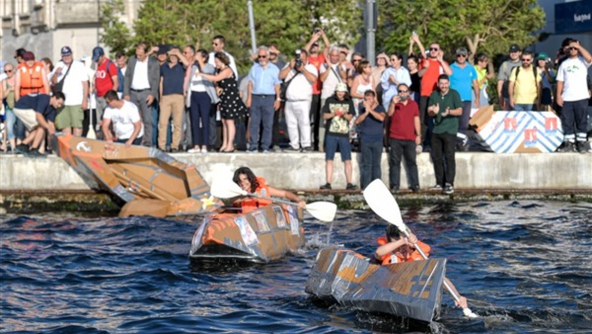 İzmir'de  "Kartondan Tekneler" yarışması düzenlendi