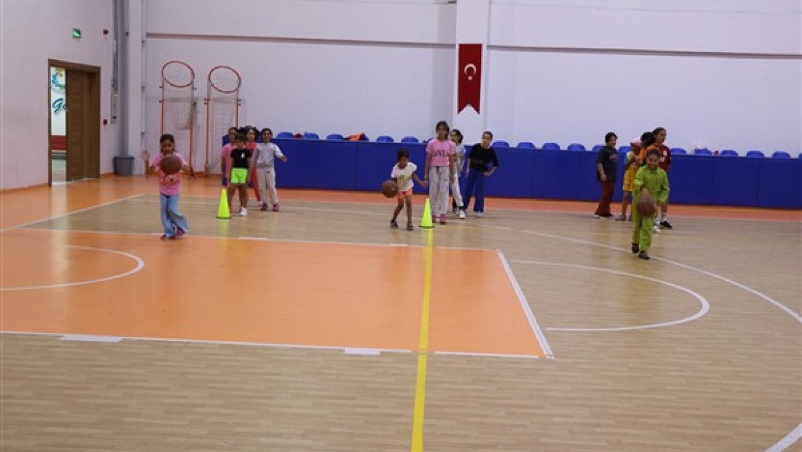 Haliliye'de çocuklar yaz tatilini basketbol öğrenerek geçiriyor