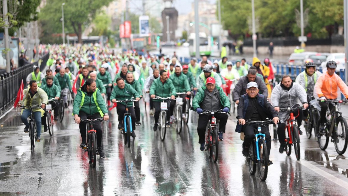 Başkan Büyükkılıç, 11. Yeşilay Bisiklet Turu'nda bisikletseverlerle bir araya geldi